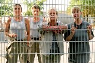 Hinter Gittern - Der Frauenknast – v.l.: Walter (Katy Karrenbauer), Melanie (Sigrid M. Schnückel), Uschi (Barbara Freier) und Ilse (Christiane Reiff) begutachten den Neuzugang, Natascha Salin.
