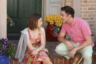 The Middle – Sue (Eden Sher, l.) spricht unter anderem mit Brad (Brock Ciarlelli, r.) über das College-Leben, während Axl ausgerechnet den letzten College-Test versäumt ...
