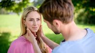 Sturm der Liebe – Larissa (Vivien Wulf, l.) ist optimistisch, als Henry (Elias Reichert, r.) sich zu einer Berührung hinreißen lässt.