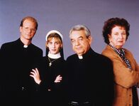 Ein gesegnetes Team – (v.l.n.r.) Pfarrer Philip Prestwick (James Stephens); Schwester Stephanie (Tracy Nelson); Pfarrer Frank Dowling (Tom Bosley); Marie Murkin (Mary Wickes)