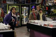 The Big Bang Theory – Als die berühmte Comiclegende Stan Lee eine Autogrammstunde in Stuarts Comicbuchladen gibt, sind die Freunde Leonard (Johnny Galecki, 2.v.l.), Sheldon (Jim Parsons, 2.v.r.), Rajesh (Kunal Nayyar, l.) und Howard (Simon Helberg, r.) völlig aus dem Häuschen ...