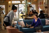 Call Me Kat – Randi (Kyla Pratt, l.); Kat (Mayim Bialik, r.)