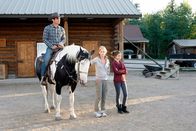 Modern Family – L-R: Phil Dunphy (Ty Burrell), Claire Dunphy (Julie Bowen), Haley Dunphy (Sarah Hyland)