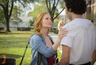 Under the Dome – Christine (Marg Helgenberger, l.) bietet Junior (Alexander Koch, r.) und den anderen Bewohnern von Chester's Mill ihre Hilfe an und keiner ahnt, wie sehr sie doch mit der Kuppel verbunden ist ...