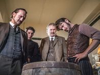 Ripper Street – Alles beginnt mit einer Leiche in einem Bierfass: Inspector Bennet Drake (Jerome Flynn, l), der junge Polizist Bobby Grace (Josh O’Connor, 2.v.l.), Chief Inspector Fred Abberline (Clive Russel, 3.v.l.) und der Captain Homer Jackson (Adam Rothenberg, r.) fragen sich, wie die Leiche in das Fass gekommen ist.