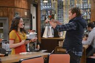 2 Broke Girls – Seitdem Caroline sich nicht mehr bei Andy (Ryan Hansen, r.) blicken lässt, versucht dieser alles, um über Max (Kat Dennings, l.) an Caroline heranzukommen ...