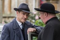 Father Brown – Inspector Sullivan (Tom Chambers, l.) teilt Father Brown (Mark Williams, r.) mit, dass er Inspector Mallory vertritt.