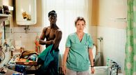 Der letzte Wille – Sophie (Hannah Walther) freut sich, dass der neue Praktikant Osaro (Eugene Boateng) da ist und das Duschen der Männer übernehmen kann. Wer die Situation falsch versteht, soll eben auf das Duschen verzichten!