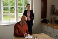 Safe – Tom bittet Rolf (Paul Herwig, l.) und Hanni (Alexandra Finder, r.) einen Patientenbogen auszufüllen, auch um die Anspannung der besorgten Eltern zu lösen und ihre Aufmerksamkeit in andere Bahnen zu lenken.