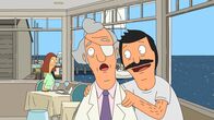Bob's Burgers – Bob (r.) ist durch die Aussicht auf einen neuen Burgerladen direkt am Strand hochmotiviert und versucht mit Felix, Mr. Fischoeder (l.) davon zu überzeugen, die Wonder Wharf zu verkaufen. Doch werden sie Erfolg haben?