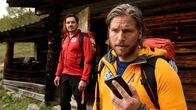 Die Bergretter – Tobi (Markus Brandl, l.) und Markus (Sebastian Ströbel, r.) suchen nach der Geologin Tabea Gollini.