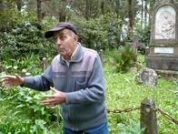 Griechenland - Von Insel zu Insel – Yorgos Psailas wohnt auf dem britischen Friedhof in Kerkyra.