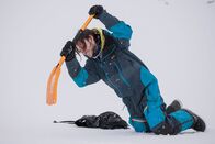 Gletschergrab – Elías (Atli Óskar Fjalarsson) sucht Schutz vor einem eisigen Schneesturm am Gletscher.