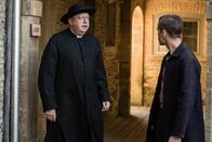 Father Brown – Father Brown (Mark Williams, l.) konnte gerade noch Sean Crimp (Sam Jackson, r.) einholen, der von Charlottes Vater aus dem Krankenhaus verjagt wurde. Welche Beziehung hat Sean zu Charlotte und weshalb verachtet Mr. Bayley ihn so sehr?