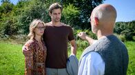 Sturm der Liebe – Josie (Lena Conzendorf, l.) und Paul (Sandro Kirtzel, M.) sind baff, als das Schicksal ihnen einen Wink gibt.