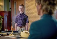 Young Sheldon – Iain Armitage (Sheldon Cooper), Wendie Malick (Präsidentin Hagemeyer).