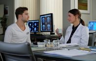 In aller Freundschaft – Kris Haas (Jascha Rust) sorgt sich um Dr. Maria Webers (Annett Renneberg) Patientin Clara Schubert. Kris kennt diese seit vielen Jahren als Assistentin seines Vaters und nun hat sie niemanden, der sie besucht oder um sie kümmert. Als er sich bei Dr. Weber nach ihrem Zustand erkundigt, kann sie ihn beruhigen, Claras Freund ist soeben gekommen.