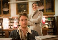 Limitless – Das FBI schickt Brian (Jake McDorman, l.) nach Quantico, damit er dort die Einheit unterstützen soll, die Jagd auf Serienkiller macht, während Rebecca (Jennifer Carpenter, r.) Fortschritte, ihre Nachforschungen bezüglich Morra und dessen Verbindung zur Droge NZT betreffend, macht ...