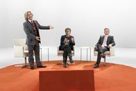 Switch Reloaded – Thomas Gottschalk (Bernhard Hoëcker, l.) begrüßt seine Gäste Günter Jauch (Michael Kessler, r.) und Renate Künast (Martina Hill, M.) im Studio ...