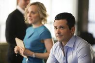 Bull – Sind der Wahrheit dicht auf den Fersen: Marissa (Geneva Carr, l.) und Benny (Freddy Rodriguez, r.) ...