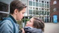 Die Pfefferkörner – Mattis (Valentin Just, li.) bedroht Yanis (Tom Philipp, re.).