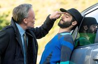 One Lane Bridge – Polizeichef Stephen (Joel Tobeck) hat Aktivist Orlando (Arlo Green) auf dem Kieker.