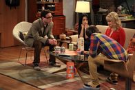 The Big Bang Theory – Penny macht sich das Wissen von Bernadette (Melissa Rauch, r.) und deren Beziehung zu Howard (Simon Helberg, 2.v.r) zunutze und spioniert Leonard (Johnny Galecki, l.) und dessen Freundin Priya (Aarti Mann, 2.v.l.) nach. Doch wird das gutgehen?
