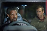 Safe House – Verräter und Ex-Agent Tobin Frost (Denzel Washington, l.) und CIA-Neuling Matt (Ryan Reynolds, r.): Der Kampf ums Überleben hat sie zusammengeschweißt.