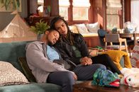 The Rookie – Detective Harper (Mekia Cox, r.) pflegt ihren geschwächten Mann, James Murray (Arjay Smith, l.). Doch sein Genesungsprozess erfordert viel Zeit und Kraft.