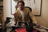 SOKO Wien – Galerist Uwe Springer (Michael Rotschopf) spricht mit Mensings Freundin Alexandra Rohrbach.