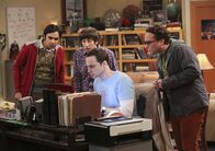 The Big Bang Theory – Während Penny, Amy und Bernadette einen gemeinsamen Abend verbringen, haben Howard (Simon Helberg, 2.v.l.), Sheldon (Jim Parsons, 2.v.r.), Leonard (Johnny Galecki, r.) und Raj (Kunal Nayyar, l.) ganz andere Sorgen ...