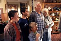 Malcolm mittendrin – (v.l.n.r.) Malcolm (Frankie Muniz), Reese (Justin Berfield), Dewey (Erik Per Sullivan), Victor (Robert Loggia) und Ida (Cloris Leachman) erhalten eine Standpauke.
