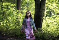 Schloss Einstein – Olivia (Holly Geddert) irrt allein durch den Wald. Ist sie in Gefahr?