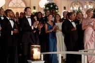 Suits – Ein Liebesmärchen wird wahr: nach so vielen Jahren finden ihre Kollegen als Paar zueinander und krönen ihre Liebe überraschend mit ihrer Vermählung. Alex (Dulé Hill, l.), Mike (Patrick J. Adams 2.v.l.), Robert (Wendell Pierce 2.v.r.) und Samantha (Katherine Heigl, r.) applaudieren voller Begeisterung.