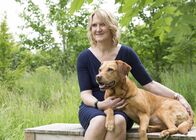 Wunder der Wissenschaft – Claire Guest mit Hündin Daisy, die Krebskrankheiten beim Menschen aufstöbern kann.