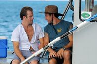 Hawaii Five-0 – Ein Angelausflug von Steve (Alex O'Loughlin, r.) und Danny (Scott Caan, l.) endet völlig anders als geplant ...