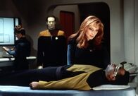 Star Trek VII - Treffen der Generationen – Data (Brent Spiner, l.), Beverly (Gates McFadden, M.) und Geordi (LeVar Burton, r.) müssen sich eingestehen, dass ihre Mission, Soran zu stoppen, nicht nach Plan verläuft ...