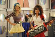 How I Met Your Mother – Gemeinsam mit ihrer Partnerin Jessica (Nicole Scherzinger, r.) spielte Robin (Cobie Smulders, l.) ein Duo namens "Space Teens", das im Weltraum mit Hilfe von Mathematik Kriminalfälle löst ...
