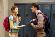 The Middle – Sue (Eden Sher, l.) erzählt Brad (Brock Ciarlelli, r.) voller Begeisterung von ihrem Schulprojekt. Sie will nämlich beweisen, dass Lächeln ansteckend ist. Unterdessen wartet Axl sehnsüchtig auf seine Zusage vom College, während alle anderen bereits einen Bescheid erhalten haben ...
