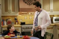 Two and a Half Men – Da Mia ein striktes Programm für Charlie (Charlie Sheen, r.) zusammengestellt hat, sieht er sich gezwungen seiner Leidenschaft für Bier und kubanischen Zigarren heimlich in der Garage nachzugehen, wo er prompt von seinem Neffen Jake (Angus T. Jones, l.) und seiner Haushälterin Berta erwischt wird ...