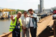 SOKO Stuttgart – Schrottplatzbetreiber Martin Hoppe (Hans Heller, l.) gibt sich gegenüber Kommissar Jo Stoll (Peter Ketnath, r.) und KTU-Leiter Jan Arnaud (Mike Zaka Sommerfeldt, M.) hilfsbereit. Doch hat er etwas mit dem Kupferdiebstahl zu tun?