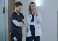 Atlanta Medical – Dr. Conrad Hawkins (Matt Czuchry, l.); Nicolette Nevin (Emily VanCamp, r.)