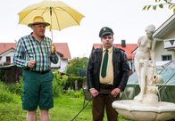 Hubert und Staller – Girwidz (Michael Brandner, links) und Riedl (Paul Sedlmeir) schalten den Zierbrunnen ein. Die beiden müssen feststellen, dass das Wasser aus den verschiedensten Öffnungen dringt und der Brunnen schließlich auseinanderbricht.