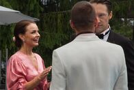 Exit – Adam Veile (Simon J. Berger) droht die Kontrolle zu verlieren: Ist der Gast auf der Hochzeitsfeier seines Freundes der Mann, der seine Frau Hermine (Agnes Kittelsen) geschwängert hat?