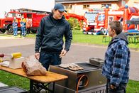 SOKO Köln – Am Tag der offenen Tür der Freiwilligen Feuerwehr fehlt jede Spur von der Wachleiterin, was besonders ihren Stellvertreter Nils Steiner (Frederik Götz, l.) beunruhigt. Wenig später findet Anwärterin Anne Herder (Malin Assmus, r.) sie tot in der Fahrzeughalle. (Komparsen im Bild)