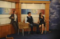 How I Met Your Mother – Nachdem Marshall ausgeraubt wurde, ist er gemeinsam mit Lily, Barney (Neil Patrick Harris, l.) und Ted (Josh Radnor, M.) bei Robin (Cobie Smulders, r.) in der Sendung zu Gast ...