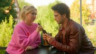 Rote Rosen – Toni (Sarah Buchholzer) und Jonas (Patrick Schlegel) sind genervt von den Kommentare von Jonas ClipClup-Fans - sie fühlen sich betrogen, weil Jonas öffentlich mit einer anderen knutscht...