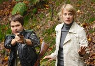Mord mit Aussicht – Sophie Haas (Caroline Peters, r.) und Bärbel Schmied (Meike Droste, l.) machen sich auf in den finsteren Wald, um einen vermeintlichen Wilderer einzukassieren.