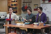The Big Bang Theory – Leonard (Johnny Galecki, l.), Howard (Simon Helberg, M.) und Raj (Kunal Nayyar, r.) planen einen Trip nach Las Vegas, zu dem Sheldon nicht eingeladen ist, weil er sich, während er krank war, sehr zickig seinen Freunden gegenüber verhalten hat ...
