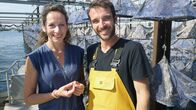 Wunderschön! – Moderatorin Tamina Kallert mit Romain Tarbouriech, Austernzüchter auf dem Étang de Thau.
